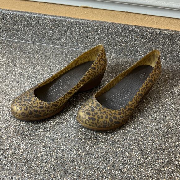 Crocs Comfort Wedge Heels Womens Sz 9 Brown Cheetah Pattern Classic Slip On Pump - Picture 3 of 10
